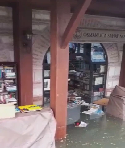 Üsküdar Sahaflar Çarşısı su altında kaldı