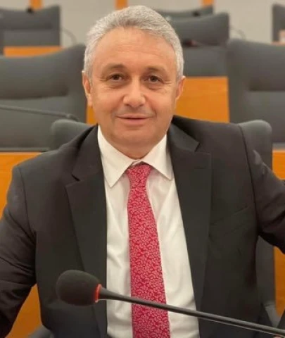 Togay Çoban: “Reklamını Yaptığınız Üst Geçitler Var, Bakımsız Bıraktığınız Mezarlıklar da Var”
