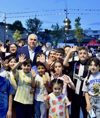 Başkan Turan, Topkapı'da Mutlu Çocuk Şenliği'ni ziyaret etti