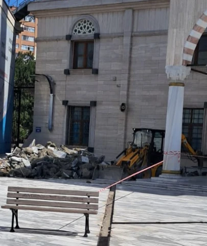 Beylikdüzü Fatih Sultan Mehmet Camii'nde merak uyandıran mermer değişimi!
