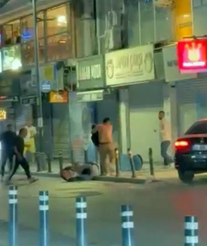 Avcılar'da iki grup arasındaki sandalyeli kavgayı çevredekiler ayırdı