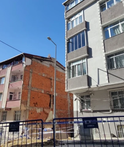 Sultangazi'de hafriyat çalışması sırasında temelinde kayma olan 4 katlı bina tahliye edildi