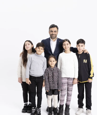 Bağcılar öğrencilerin yanında