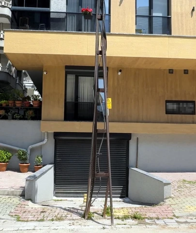 Avcılar’da bina önündeki elektrik direği kaldırılmayınca kullanılmayan garaj depoya çevrildi