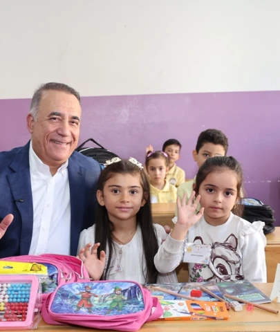 Sultangazi’de 1. sınıf öğrencilerine kırtasiye seti desteği