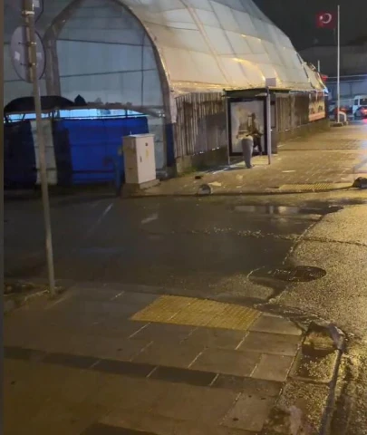 Arnavutköy'de otobüs durağının camını taşla kırdı