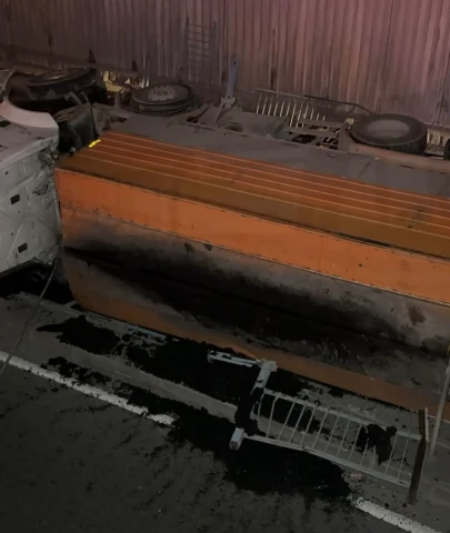 Avcılar’da asfalt kamyonu virajı alamayarak alt geçit yoluna düştü: 1 yaralı