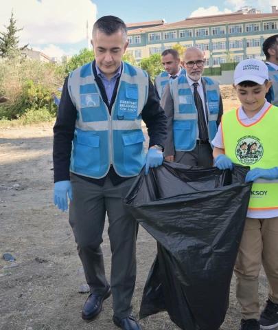 Başkanvekili sokak süpürdü