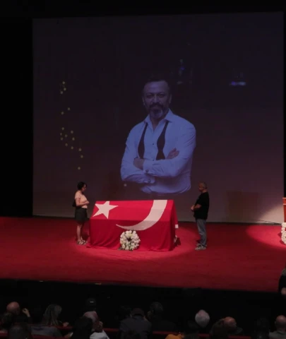 Serhat Kılıç için Harbiye Muhsin Ertuğrul Sahnesi'nde anma töreni yapıldı