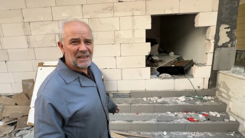 Avcılar'da evsizler beton duvarları kırıp binayı kapattı!