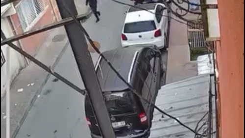 Beyoğlu'nda akıl almaz olay! Okul arkadaşını boğazından bıçakladı!