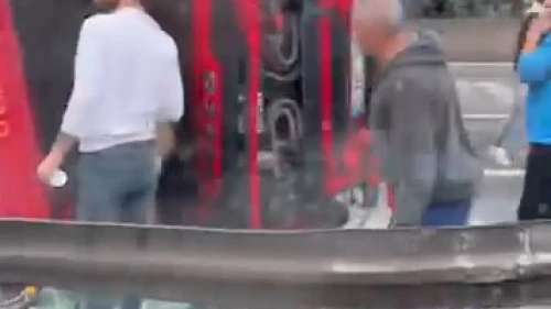 Büyükçekmece'de tır devrildi!