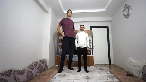 Dünyanın en uzun adamı Sultan'ın hayatı belgesel olacak