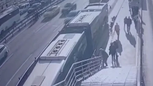 Cevizlibağ metrobüsünde dehşet anları!