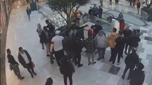 İstanbul'un ünlü AVM'sinde Senegelli Futbolcuya saldırı!