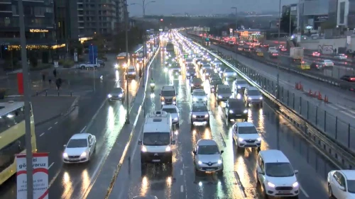 Sağanak yağış etkili oldu! İstanbul'da trafik durma noktasına geldi