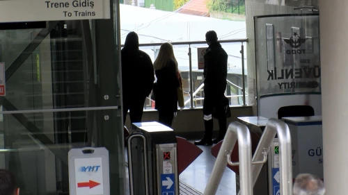 Bakırköy Marmaray İstasyonunda bir kişi raylara düştü!