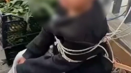 Pazarda çocuğu iple bağladılar!