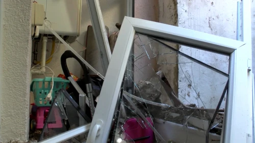 Kaya parçaları evlere girdi!