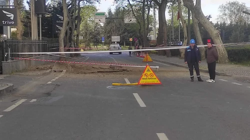 İstanbul'un göbeğinde yol çöktü!