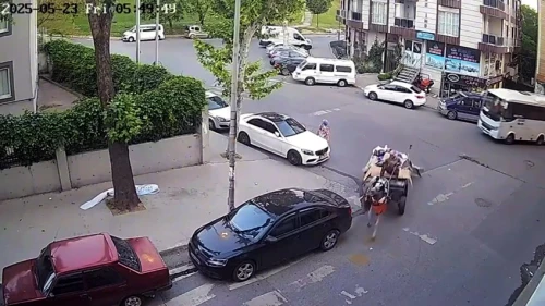 Esenyurt'ta arabası kazaya karıştı
