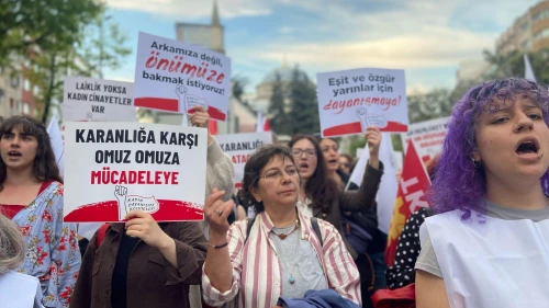 Kadınlar, sokak ortasında öldürülen Bahar Aksu için toplandı