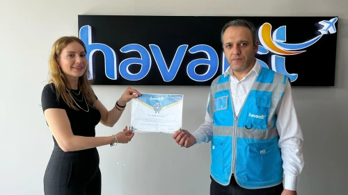 İstanbul Havalimanı'nda içerisinde 10 bin dolar olan çanta sahibine teslim edildi