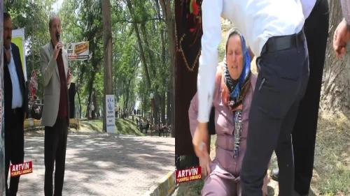 Ünlü halk ozanı Yener Yılmazoğlu türküsünü yarıda kesti, annenin yanına koştu