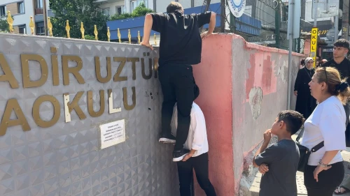 Sınava geç kalınca demirlerden atladı