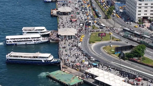 Eminönü'nde bayram yoğunluğu havadan görüntülendi