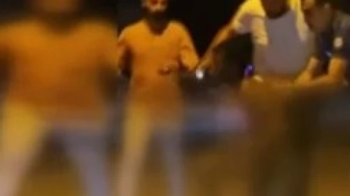 Sokakta çıplak yürümeye kalkınca vatandaş dayak attı!