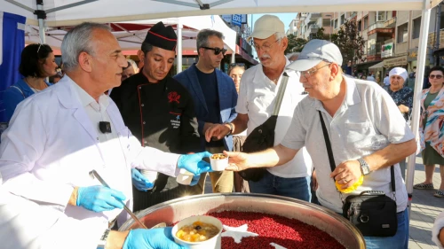 Küçükçekmece Belediyesi, Muharrem Ayı'nda vatandaşlara aşure ikram etti