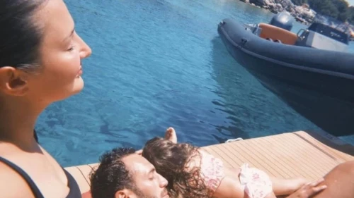 Hakan Çalhanoğlu ve ailesi tatil sezonunu açtı