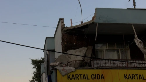 Küçükçekmece'de balkon çökmesi sonrası bina mühürlendi