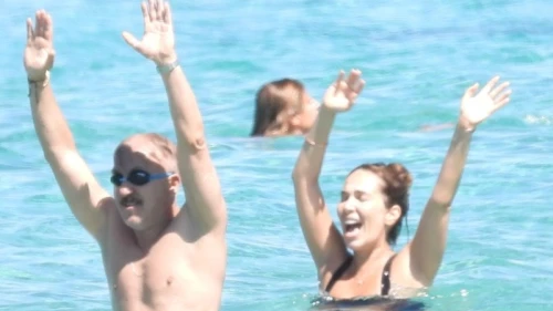 Barış Falay ve Esra Ronabar, Alaçatı'da aşk dolu anlar yaşadı