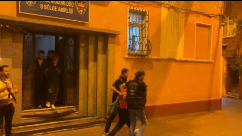 Taksim'de 67 yaşındaki adamın boğazını sıkıp gasbettiler