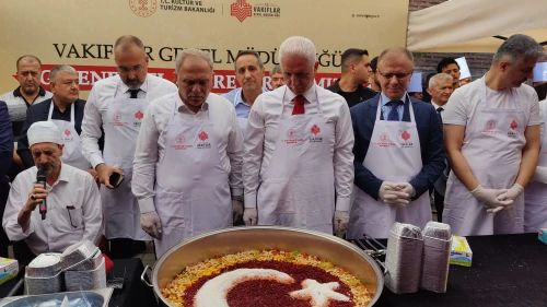 Mısır Çarşısı'nda 20 bin kişiye aşure ikramı