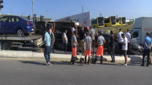 Başakşehir'de 10 aracın karıştığı kazada 3 kişi yaralandı
