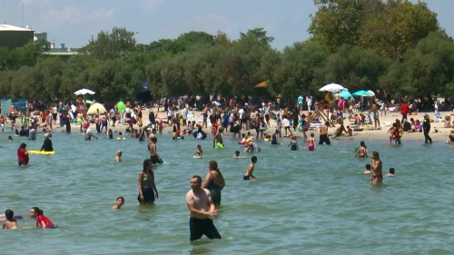 İstanbul'da sıcak hava yüzünden Menekşe Plajı'na yoğun ilgi