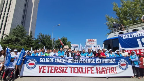 Memurlar hükümetin zam teklifini protesto etti
