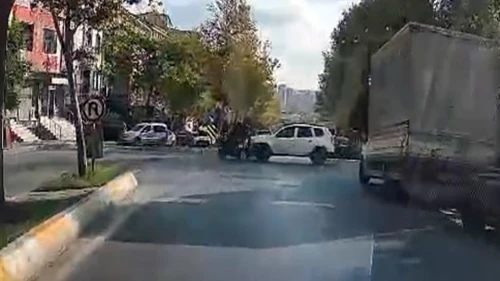 Esenyurt'ta otomobille motosiklet çarpıştı