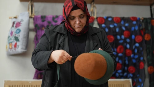 Keçeyi hayata döndürüyor
