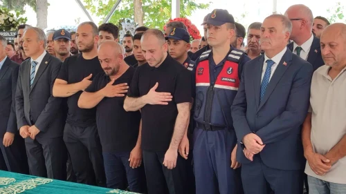 Tutuklu başkan yardımcısı babasını son yolculuğuna uğurladı