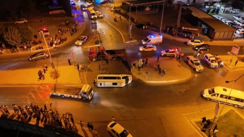 Sultanbeyli'de otomobil ile minibüs çarpıştı: 10 yaralı