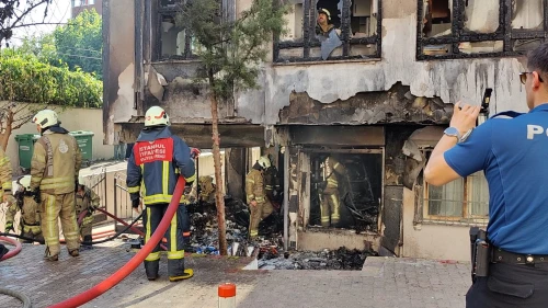 Fatih'te ecza deposunda yangın