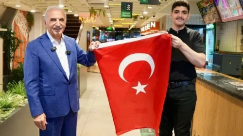 Ümraniye Belediyesi 40 bin Türk bayrağı dağıttığını duyurdu