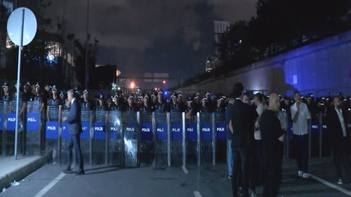 Yurttaşlar CHP İl Binasına yürüyor