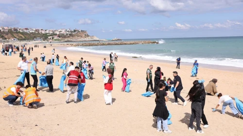 Karaburun Sahili'nde temizlik seferberliği