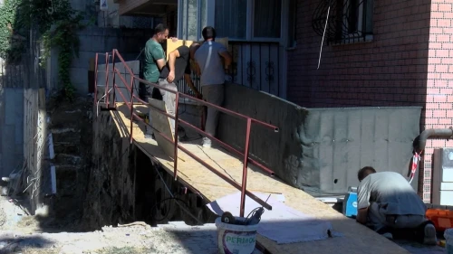 Bahçelievler'de temel kazılırken bina çöktü