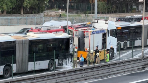 Zeytinburnu'nda yanan metrobüse itfaiye yetişti